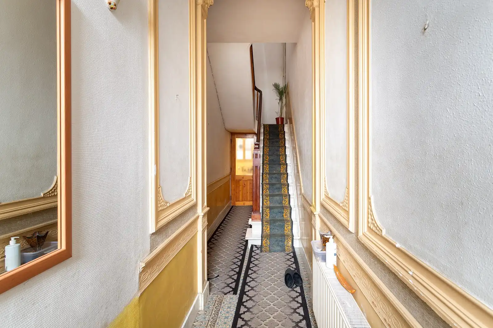 Op te frissen ruime woning met 7 slpk,3 badkamers,terras en garage foto 2