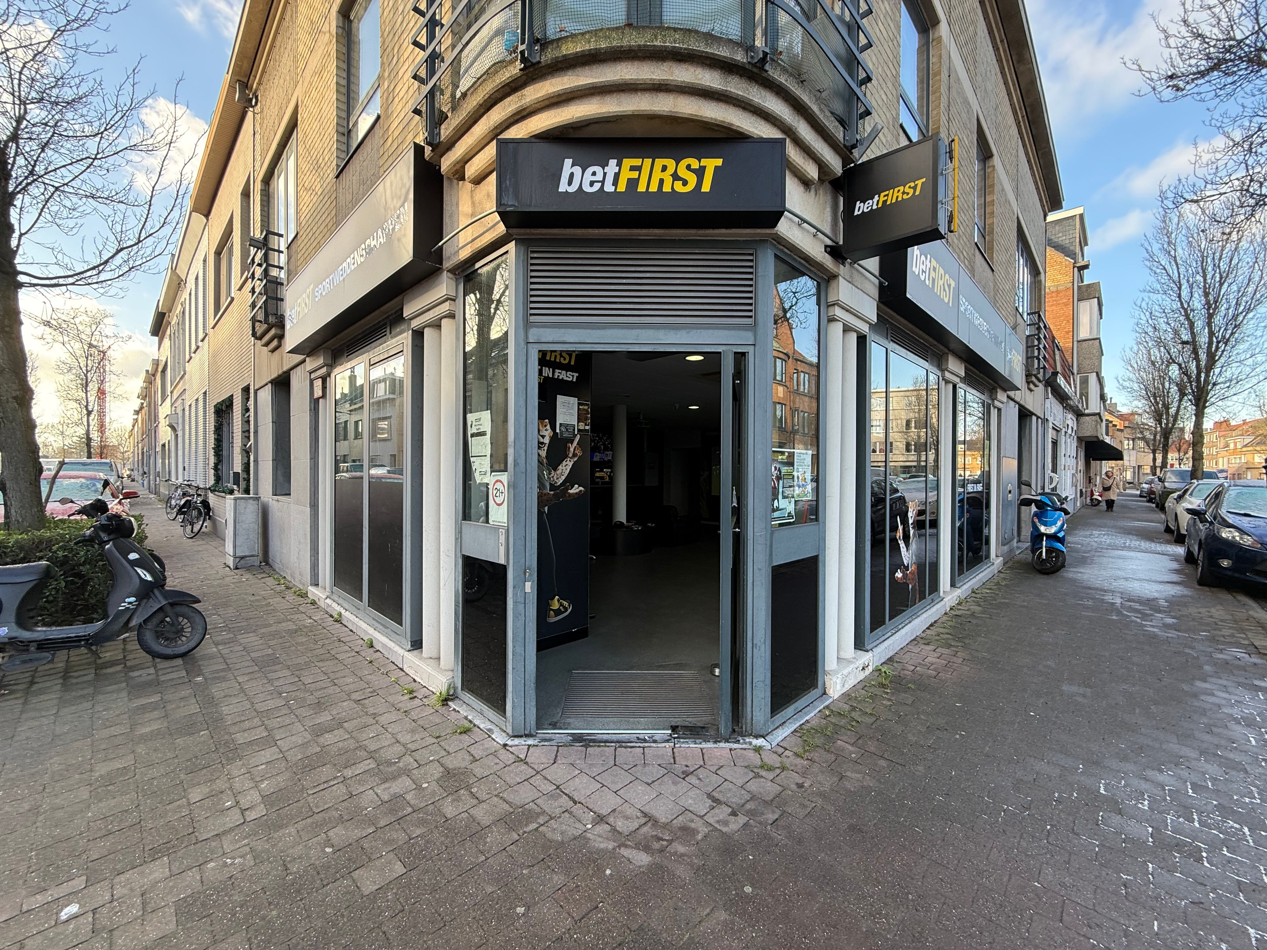 Hoek handelsgelijkvloers 95 m² + kelder foto {{pictureIndex}}