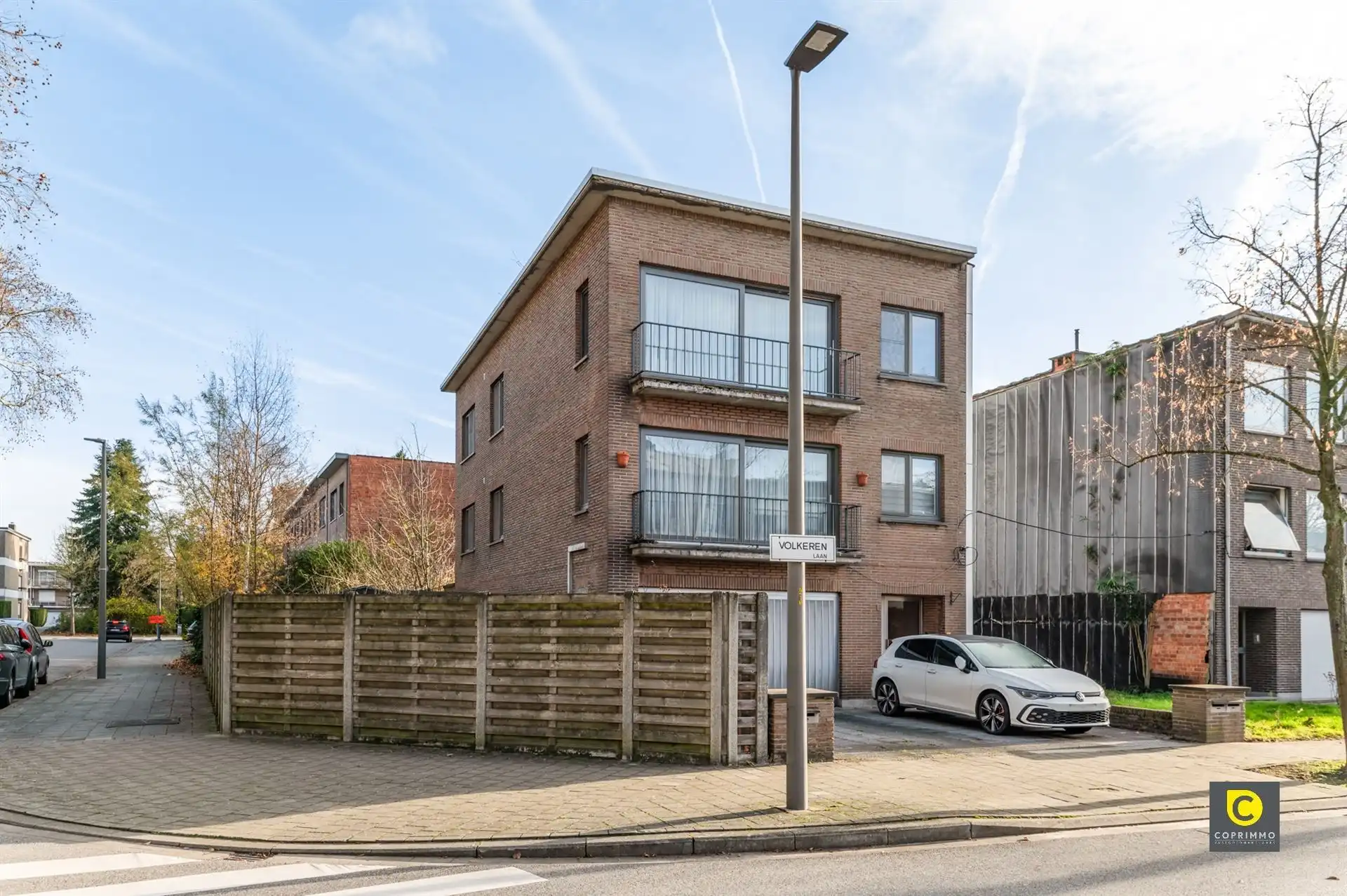 Verzorgd gebouw met 3 appartementen foto {{pictureIndex}}