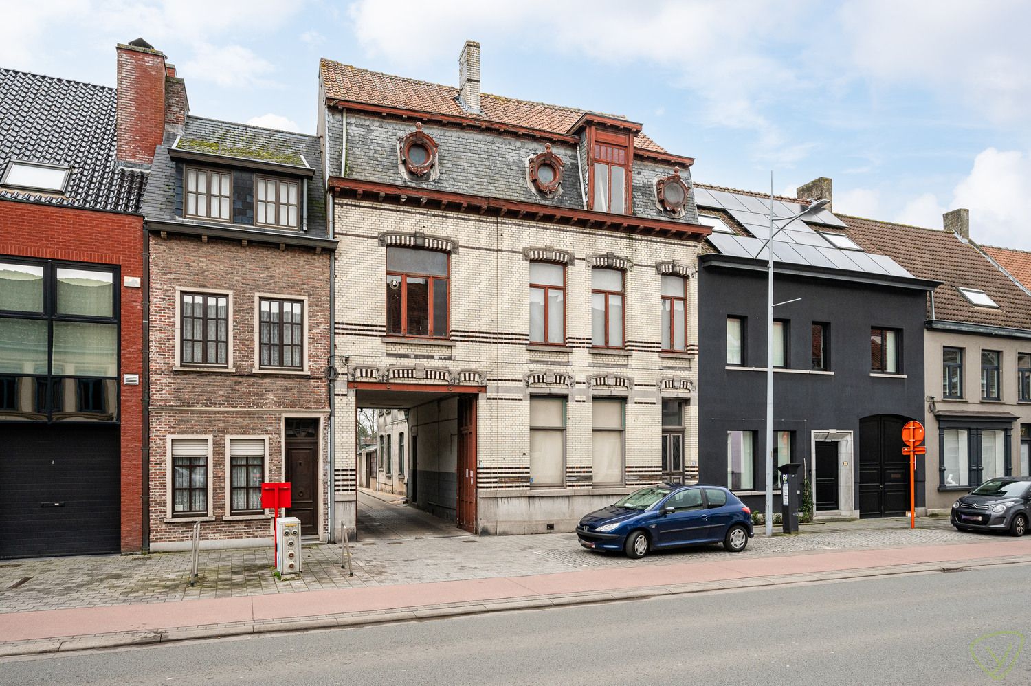 Statige woningen te koop in de Boelare, nabij het Cultuurcentrum. foto 24