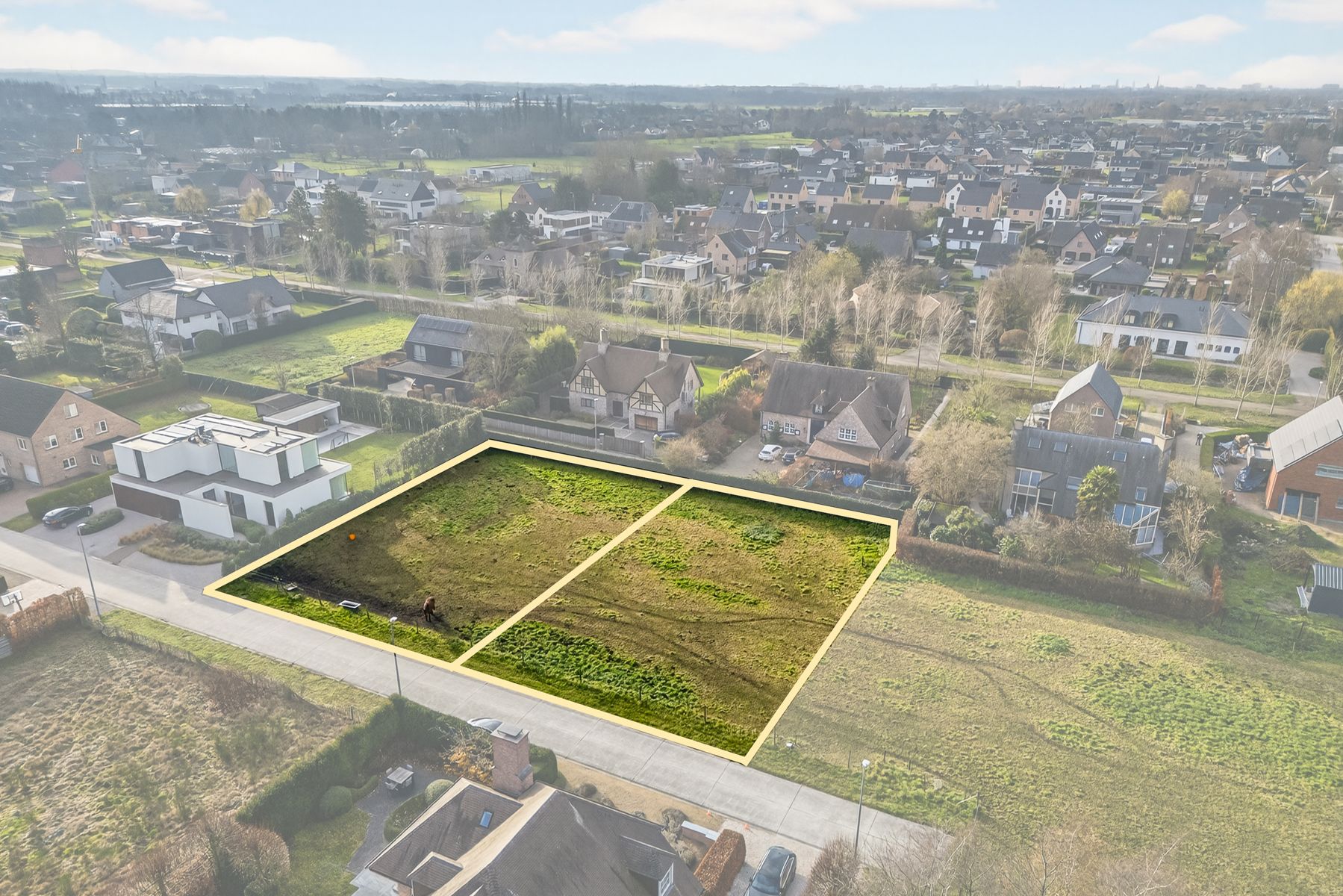 Mooi stuk bouwgrond centraal gelegen in doodlopend straatje  foto {{pictureIndex}}