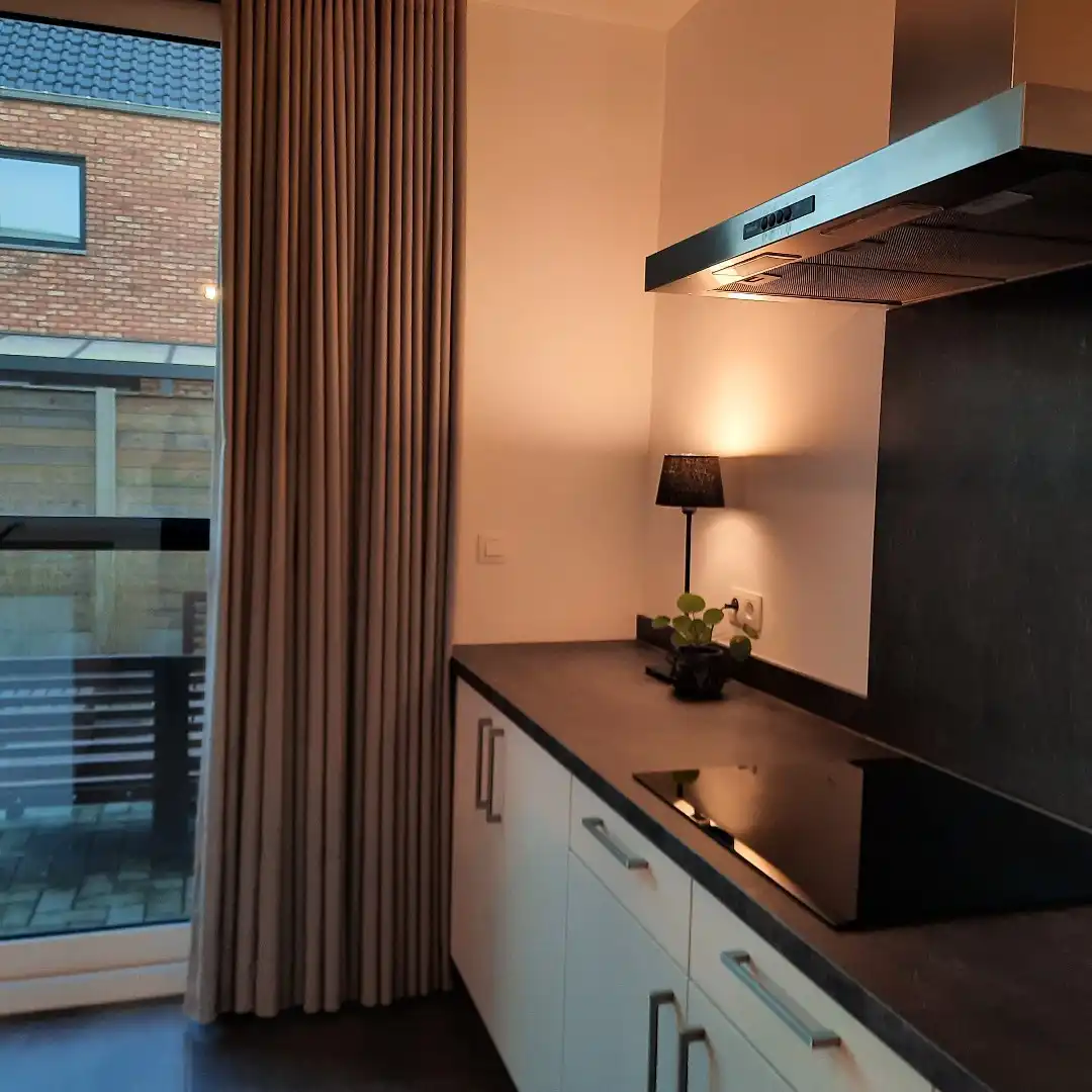 Recent, gelijkvloers appartement afgewerkt met hedendaagse materialen nabij Maaseik! foto 7