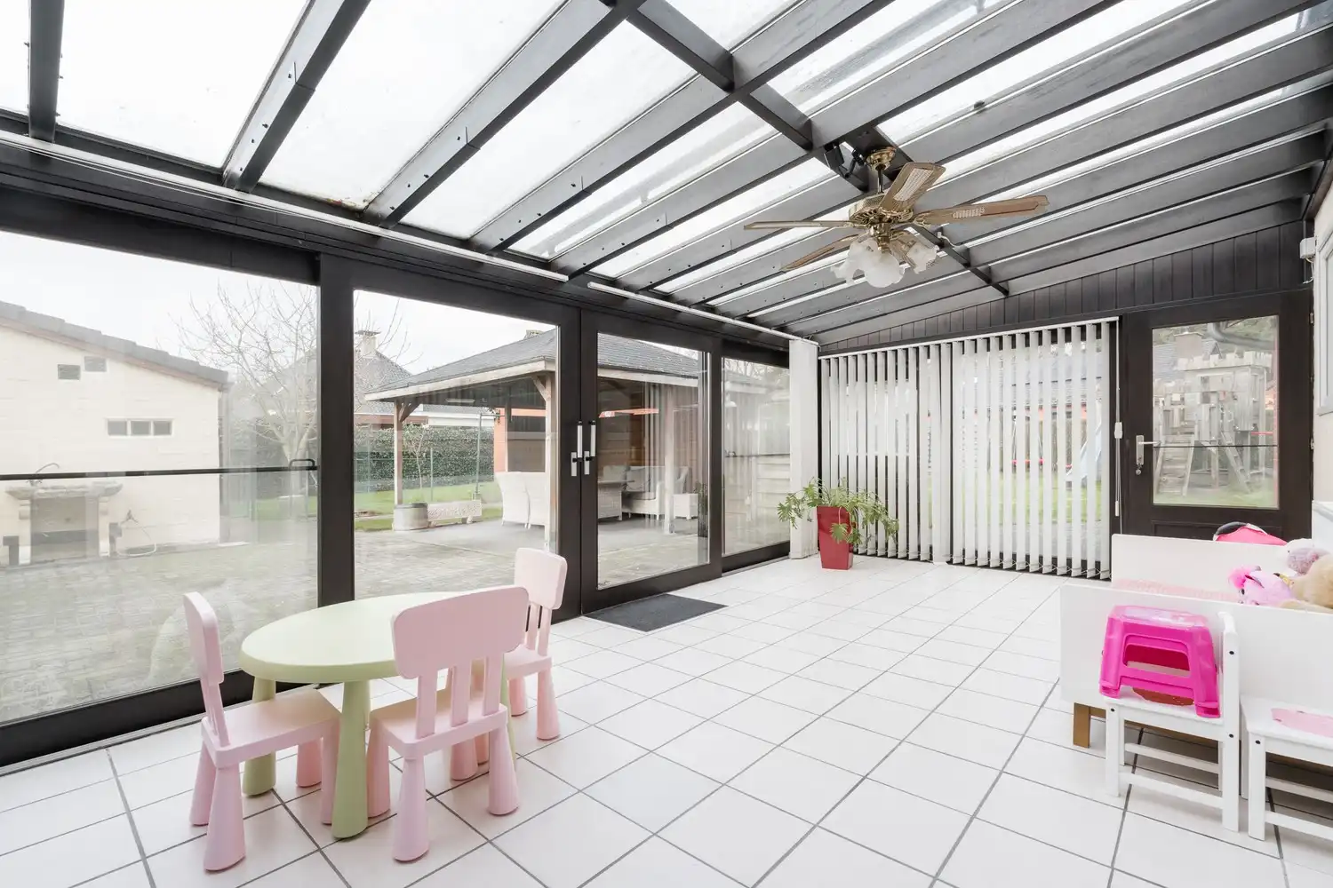 Instapklare  gezinswoning op ruim hoekperceel van 784 m² foto 16