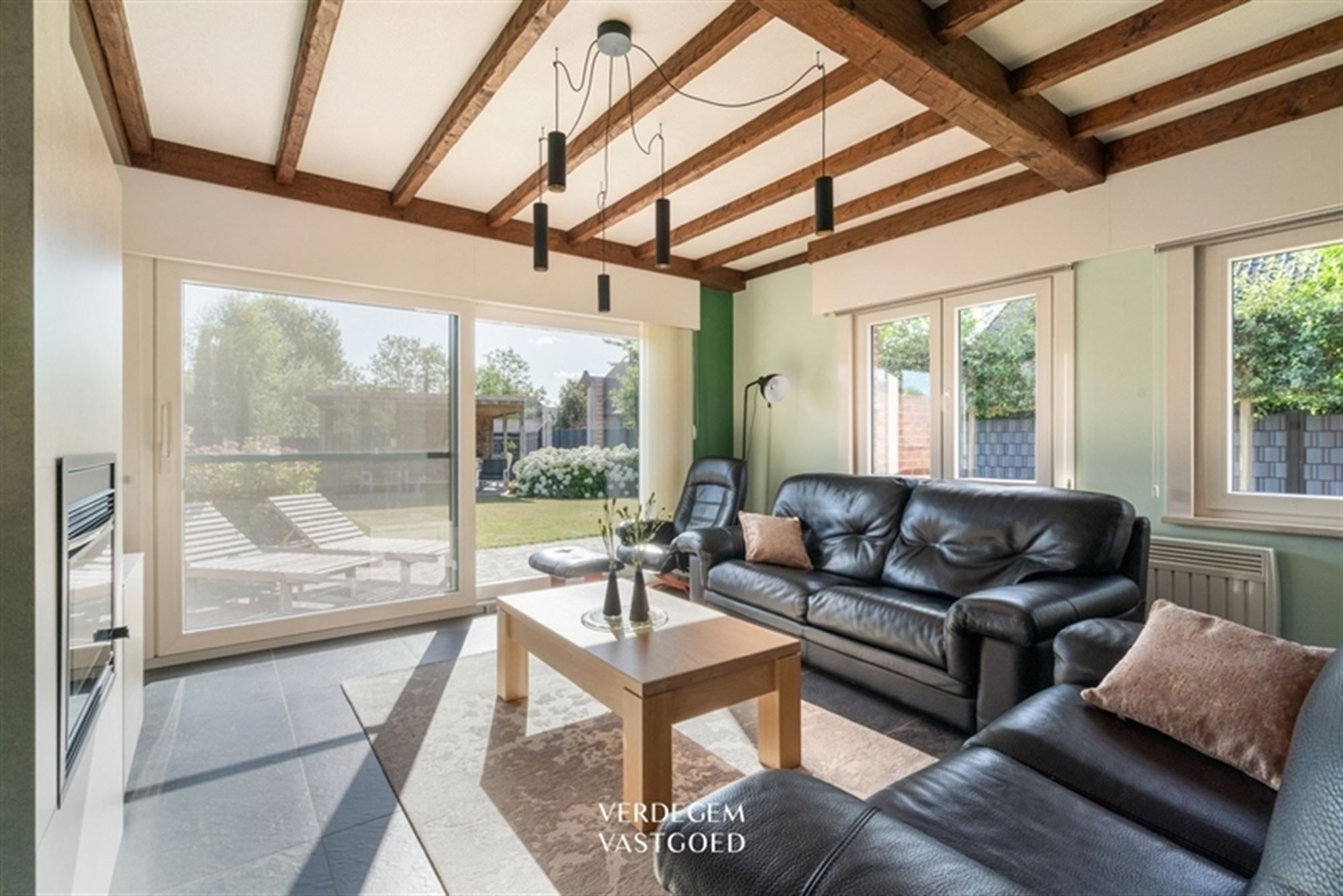 Prachtige villawoning in landelijke stijl met 3 slaapkamers, 3 garages en geniettuin foto 6