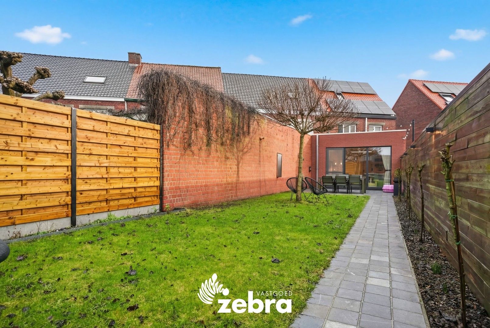 Halfopen bebouwing met uitweg en carport in het hartje van Zwevezele foto 22