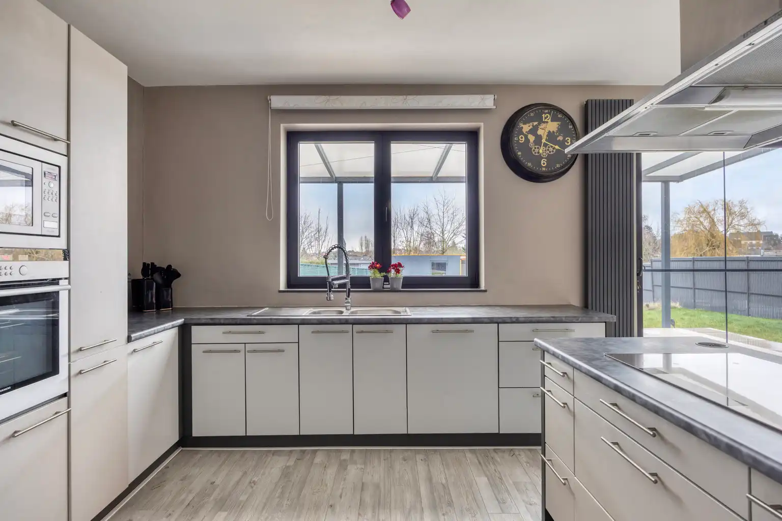 INSTAPKLARE WONING MET PRAKTIJKRUIMTE/BUREEL EN ZWEMBAD foto 8