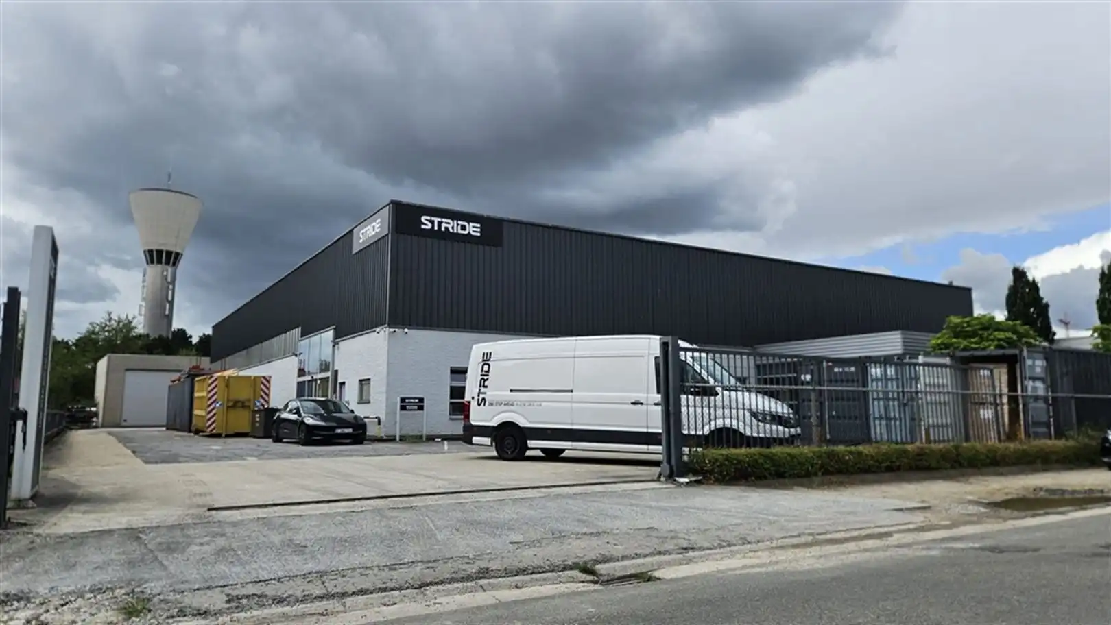 Magazijn met kantoren op toplocatie in Zwijnaarde foto 2