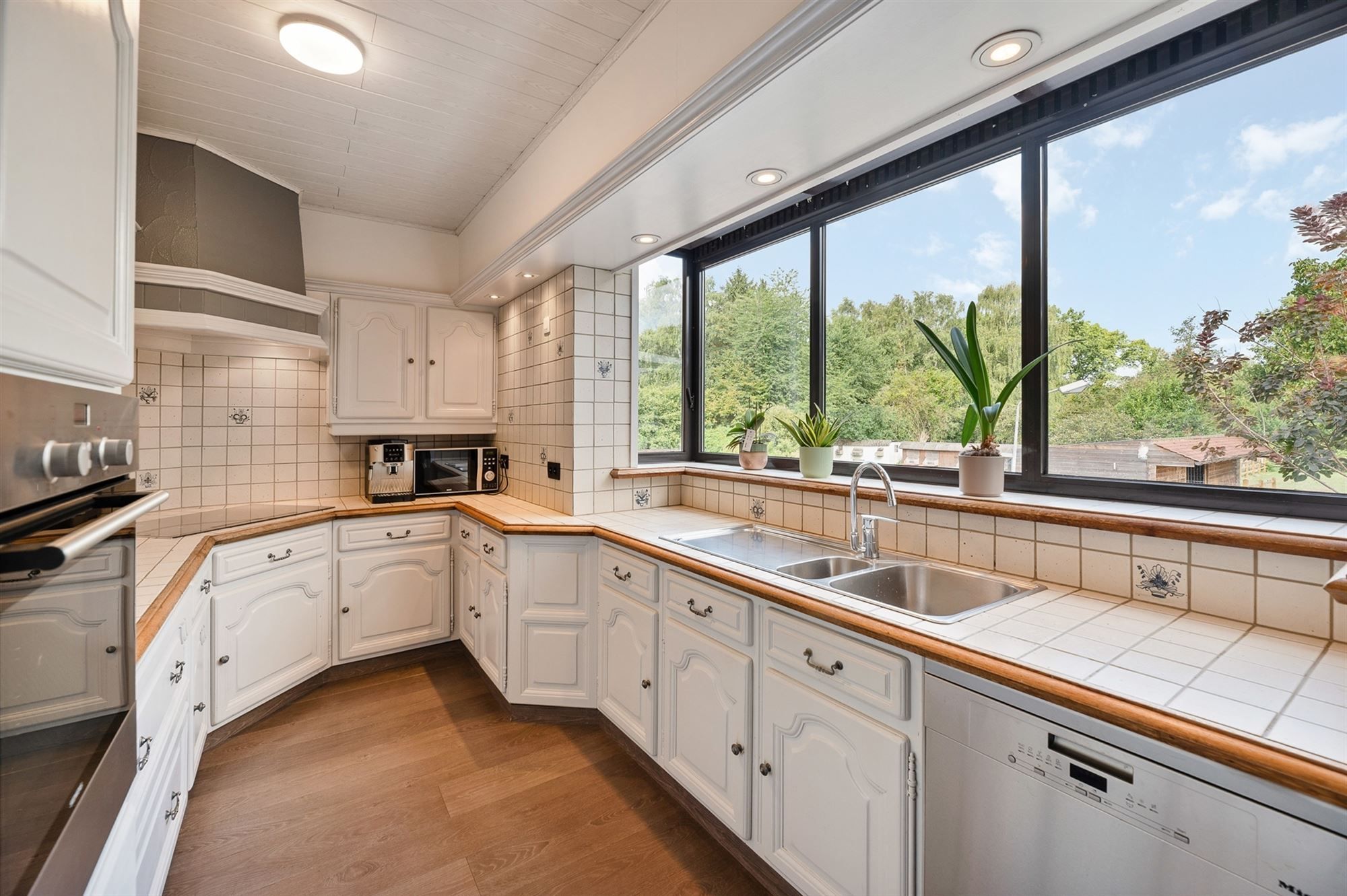 ZEER RUIME EN RECENT GERENOVEERDE WONING OP EEN PERCEEL VAN 2367m² UITGERUST MET EEN VERGUNDE PAARDENSTAL EN ACHTERLIGGENDE WEIDE foto 8