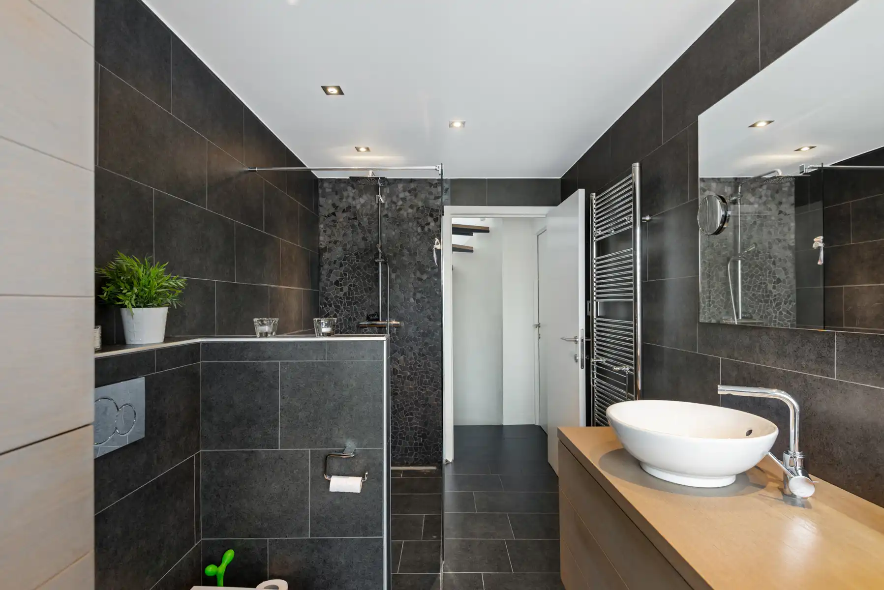 Degelijk gerenoveerde woning aan de Vesten te Lier. foto 15