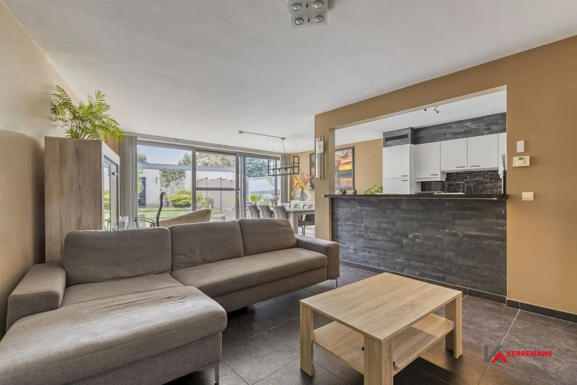 Gelijkvloers appartement met 2 slaapkamers, tuin & garage.  foto 3