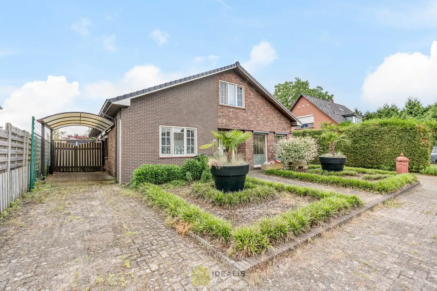 IDEALIS VASTGOED – RUIME, GERENOVEERDE EN INSTAPKLARE WONING MET 3 GELIJKVLOERSE SLAAPKAMERS, LICHTRIJKE LEEFRUIMTE MET OPEN KEUKEN ÉN AFGEWERKTE 2e VERDIEPING MET TOTALE BEWOONBARE OPPERVLAKTE VAN MAAR LIEFST +232M²!! DE WONING IS GELEGEN OP EEN KNAP PERCEEL VAN 7A 92CA IN HET GEGEERDE HERENT (PELT). Deze unieke woning omvat een ruime +-232m² netto bewoonbare oppervlakte met een gezellige woonkamer met aansluitend ruime keuken voorzien van alle comfort met aparte achterinkom/veranda, 3 slaapkamers, uitgeruste badkamer voorzien van douche en ligbad én een volledig afgewerkte 2e verdieping die fungeert als woongedeelte met eigen woonkamer, slaapkamer(s) en badkamer. De woning biedt verder een extra ruime garage, pergola, … Een unieke kans voor kandidaten op zoek naar een instapklare woning voorzien van alle luxe, ruimte en vlakbij tal van faciliteiten. foto 3