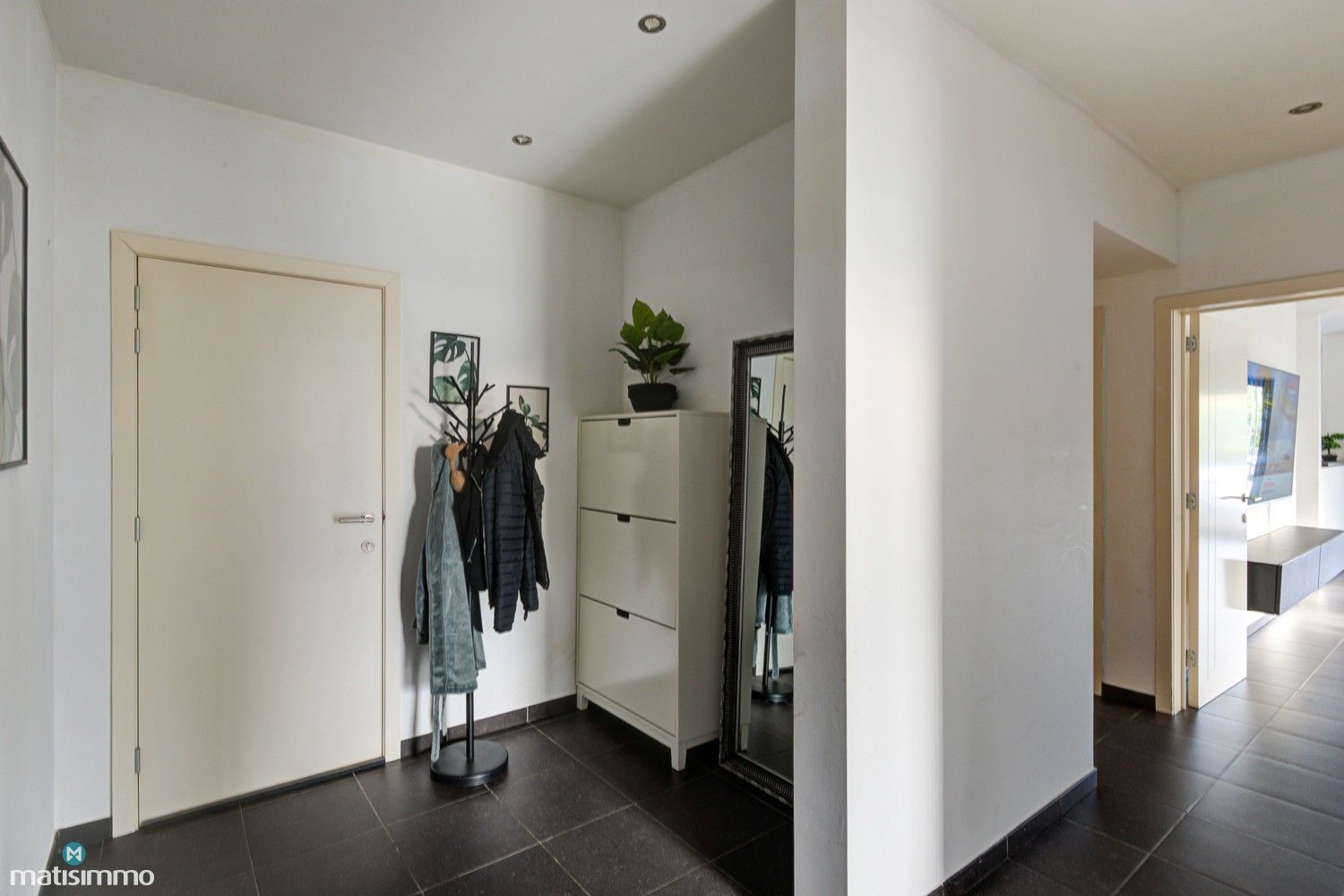 RUIM INSTAPKLAAR APPARTEMENT MET 3 SLAAPKAMERS, TERRAS EN AUTOSTAANPLAATS TE BEVERST foto 2