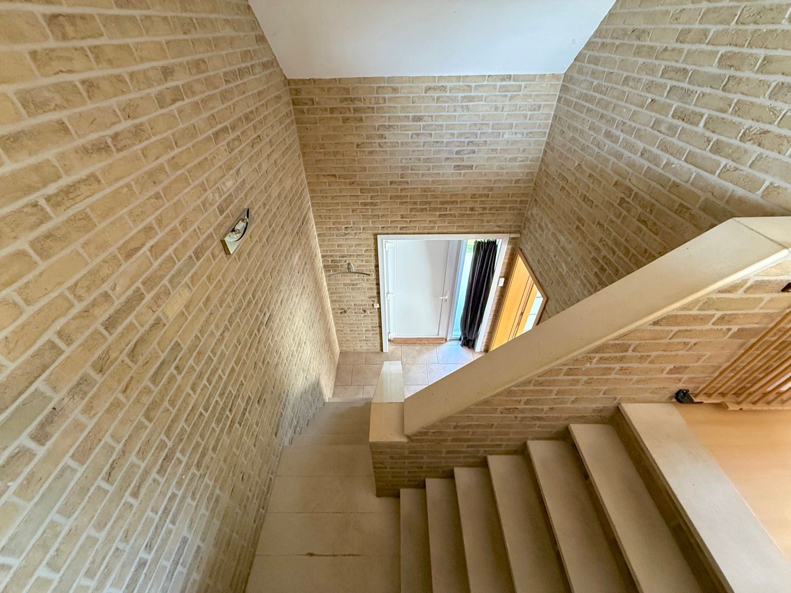 Ruime villa op rustige liggen met zongerichte tuin foto 20