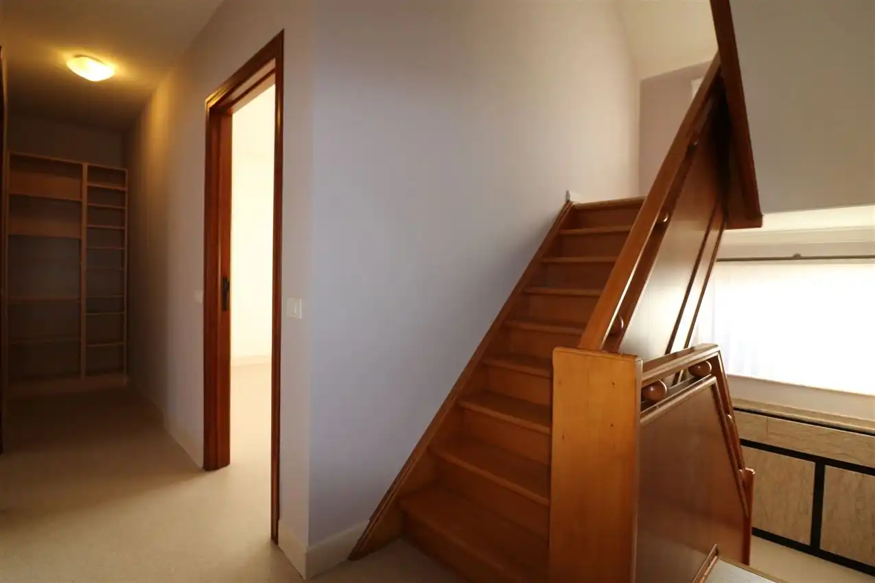 Ruime woning met drie slaapkamers en gezellige koer foto 24