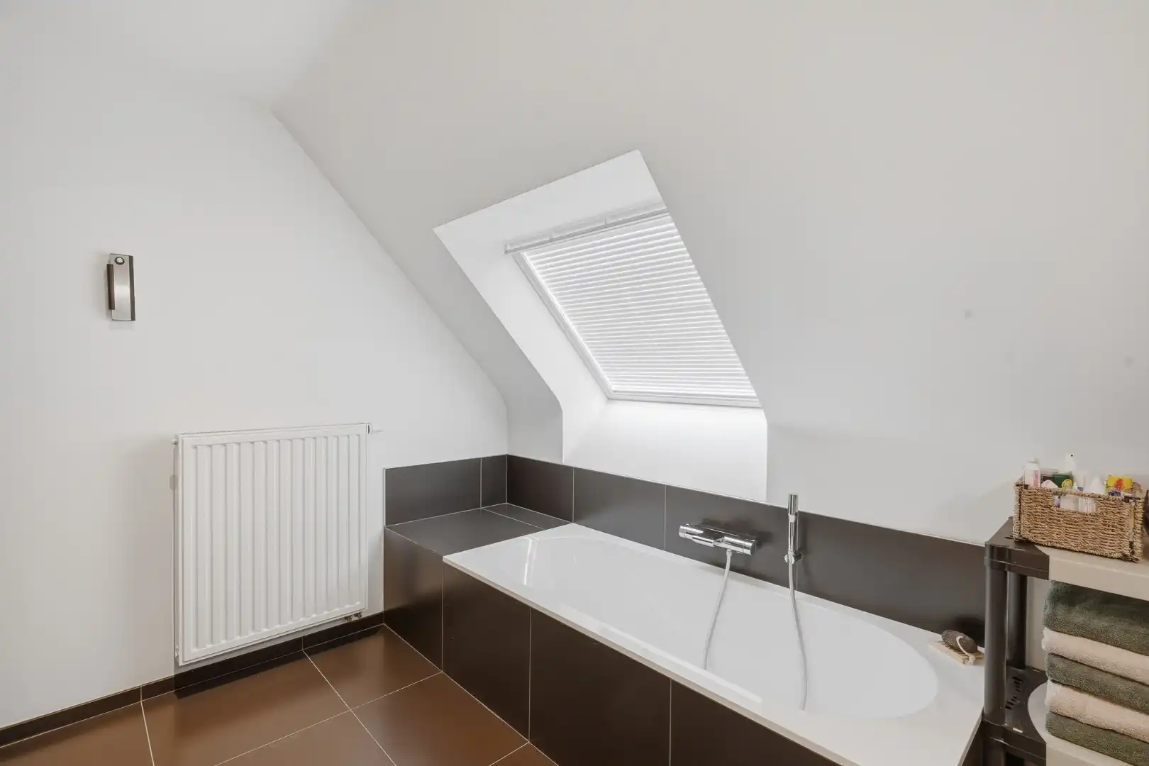 Moderne halfopen bebouwing met zonnige tuin en hoogwaardige afwerking foto 23