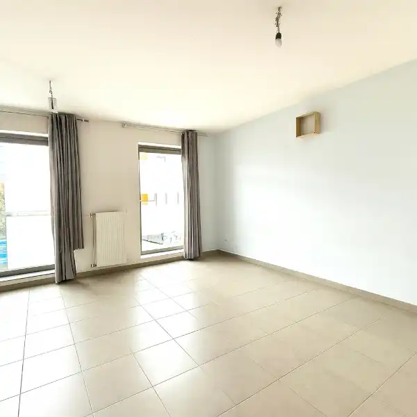 Ruim en lichtrijk appartement met 2 slaapkamers, terras en 'dubbele' autostaanplaats op een boogscheut van de Leie foto 3