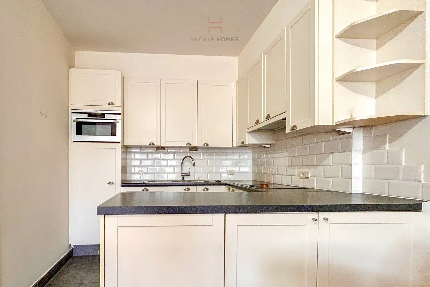 Ongemeubeld twee slaapkamer appartement in de Piers De Raveschootlaan te Knokke. foto 7