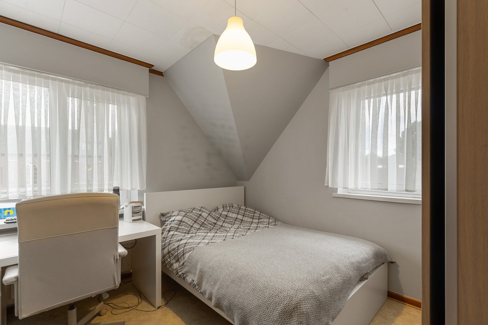 Halfopen gezinswoning in het hart van het landelijke Gontrode, met zicht op agrarisch gebied foto 15