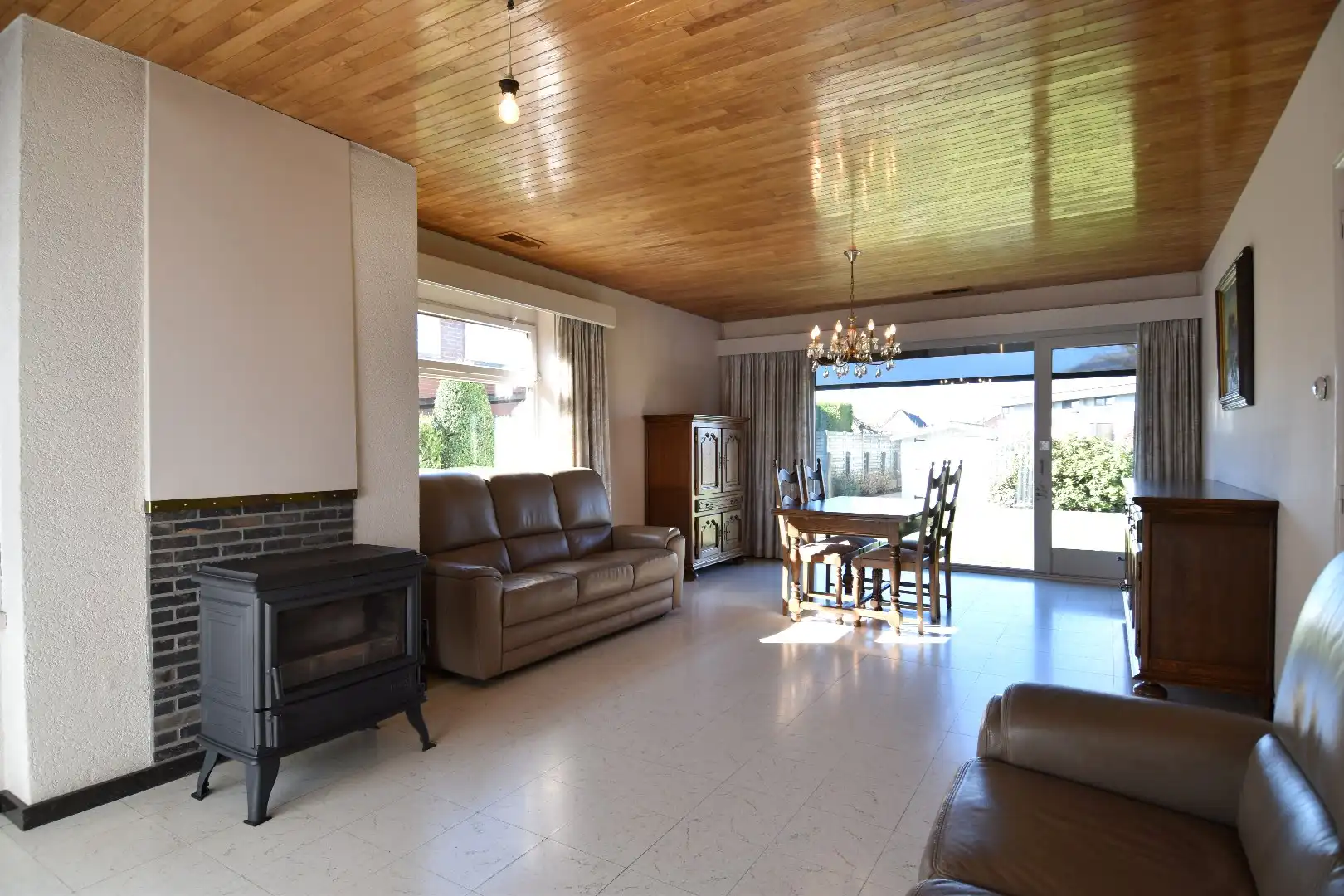 Gelijkvloerse woning met 3 slaapkamers en 2 garages te koop op een perceel van 1087 m² in Wevelgem foto 4