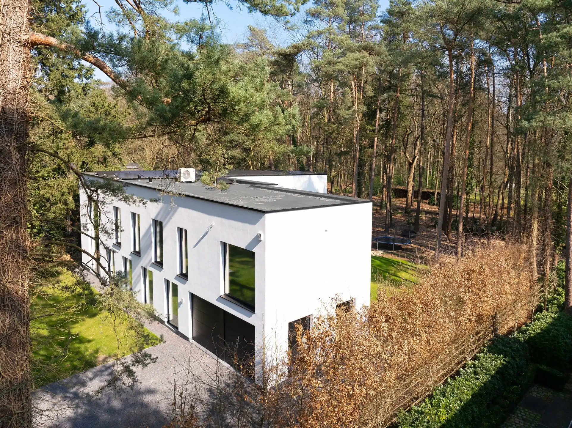 Exclusieve moderne villa met panoramisch zicht op groen foto {{pictureIndex}}