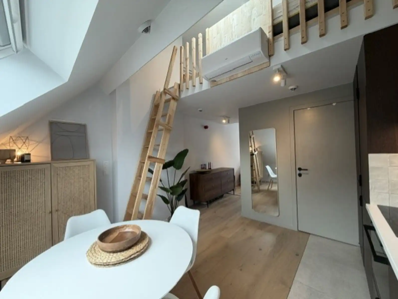 Gemeubelde duplex met airco en terras te huur voor 3 maanden foto 14