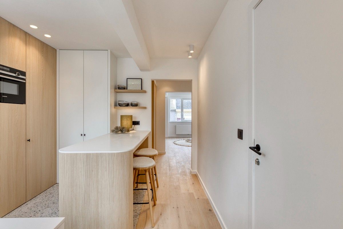 Elegant en tijdloos gerenoveerd appartement met 3 grote slaapkamers. foto 5