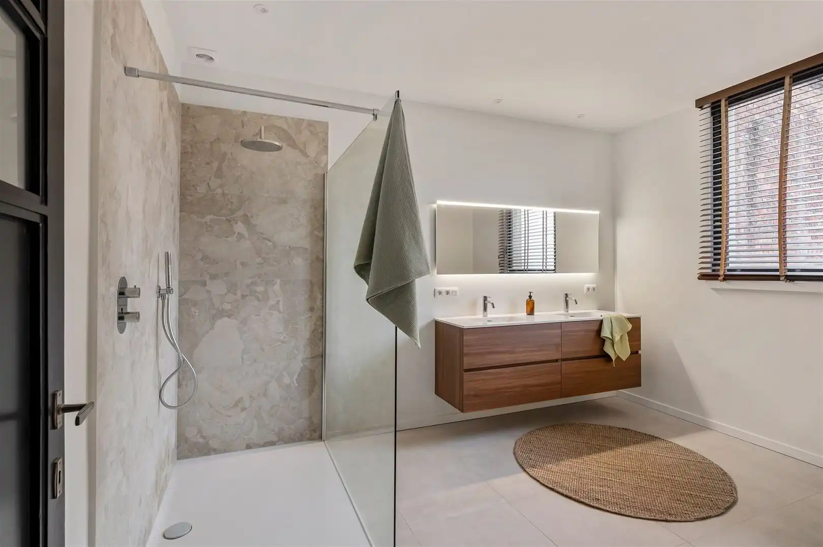 Uitzonderlijk herenhuis volledig gerenoveerd foto 18