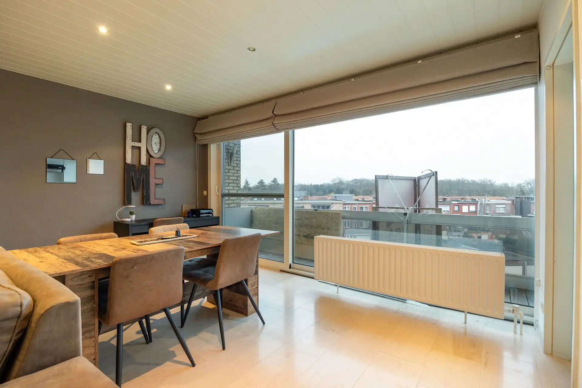 Lichtrijk appartement met drie slaapkamers en terras foto 17