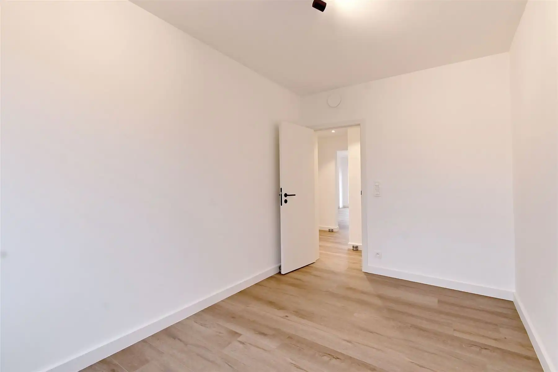 Gerenoveerd BEN-appartement te Berchem! foto 14