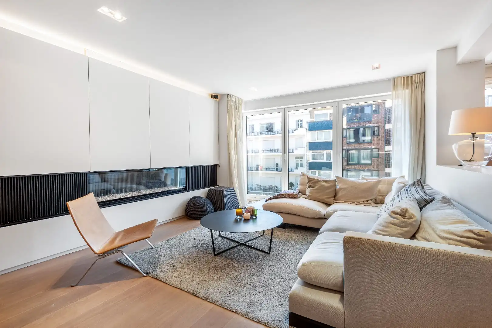 Smaakvol gerenoveerd appartement met mooie gevelbreedte centraal gelegen op de Lippenslaan. foto 3