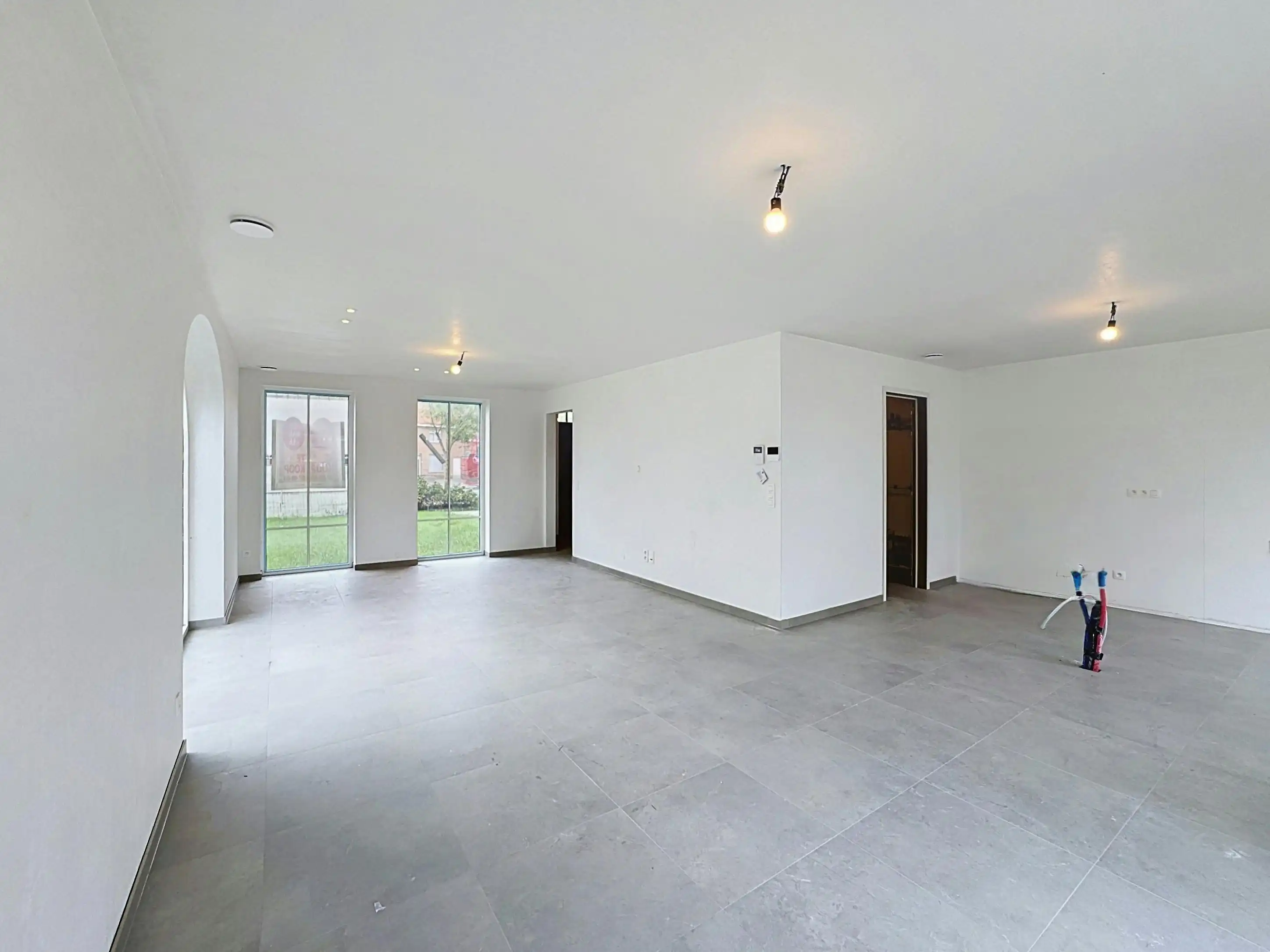 Halfopen huis te koop in Ieper met 3 kamers en dubbele garage foto 4