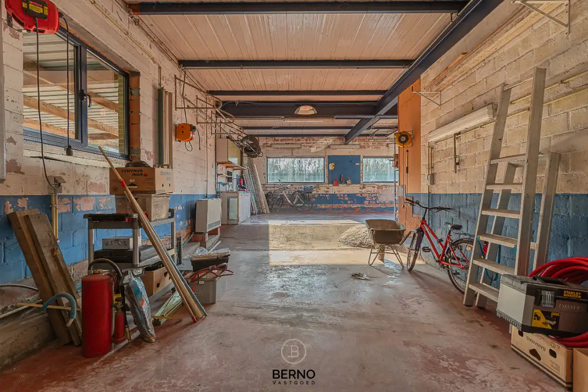 Ruime halfopen bebouwing met bijgebouw foto 25