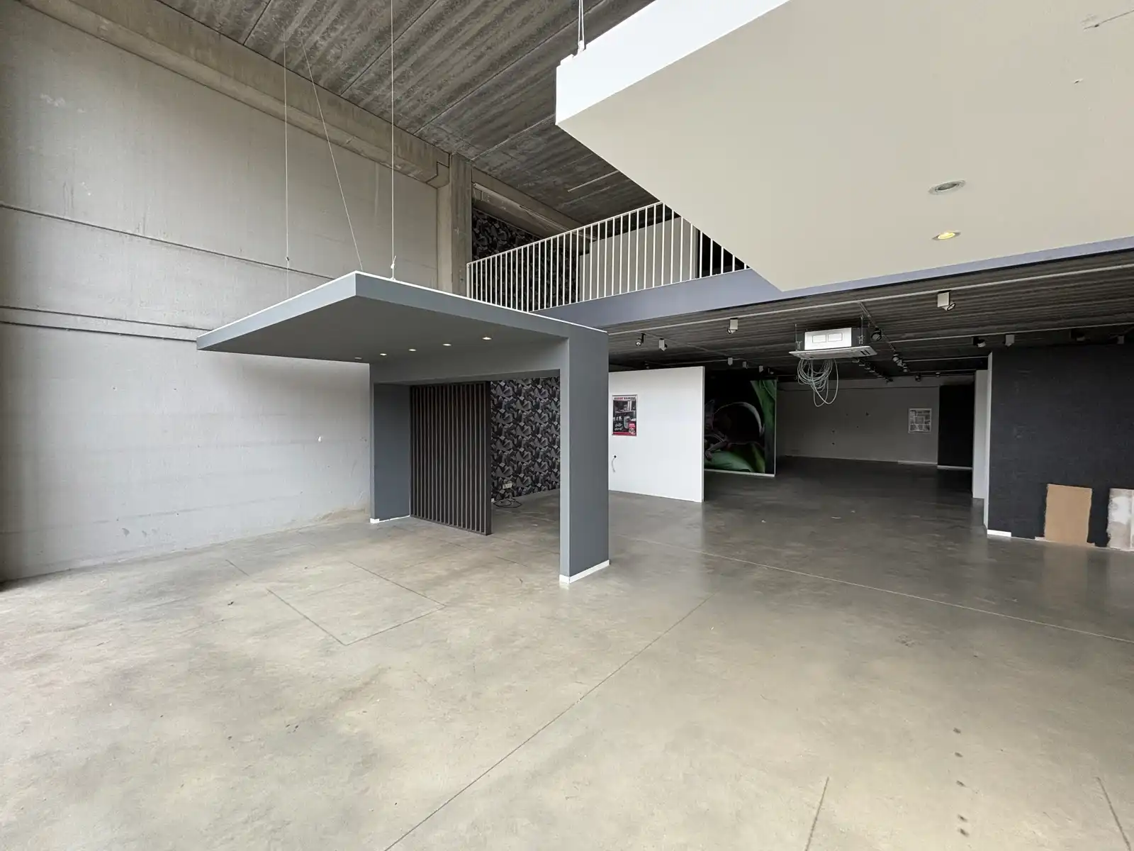 Baanwinkel te huur (460 m²) op zichtlocatie Geel foto 3