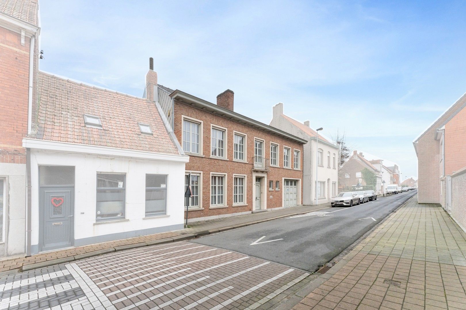 Statige herenwoning met magazijn & 4 slaapkamers in centrum Oostrozebeke! foto 2