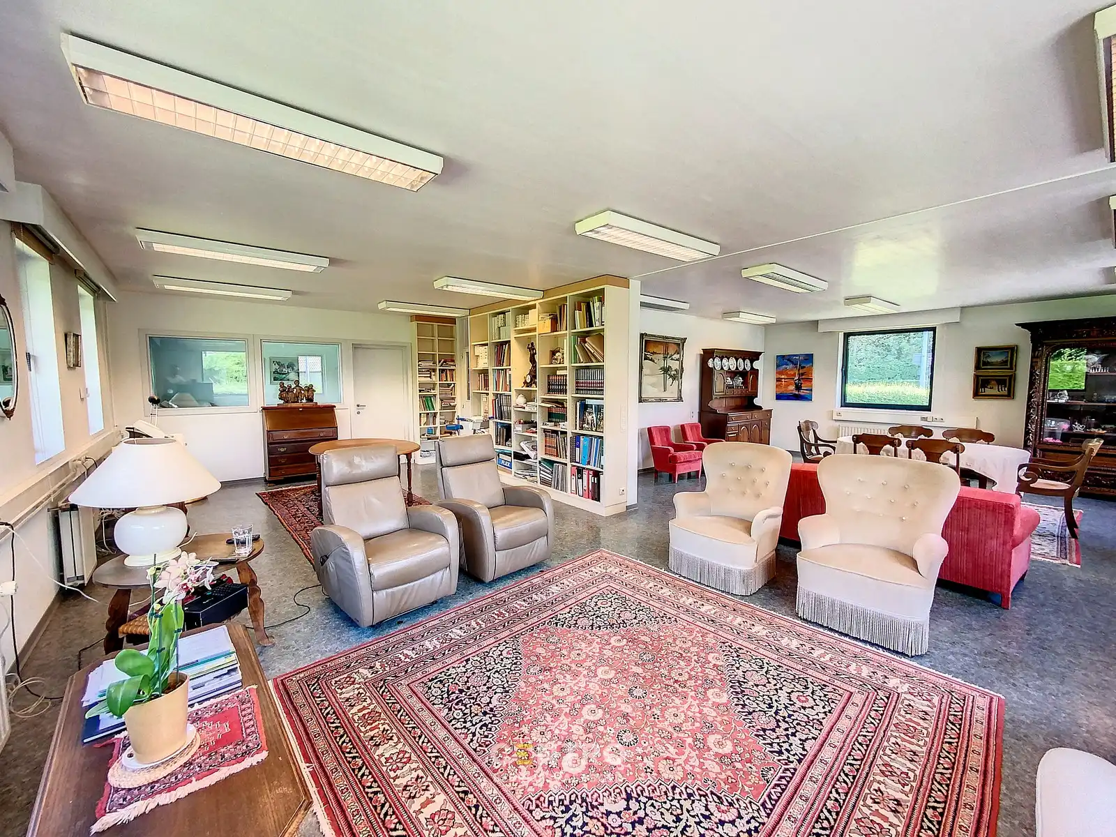 Ruim (430m²), multifunctioneel pand (bewoning, kantoor, praktijk, horeca, ...)  op ZICHTLOCATIE langs invalsweg Roeselare (vlakbij de ring R32). foto 17