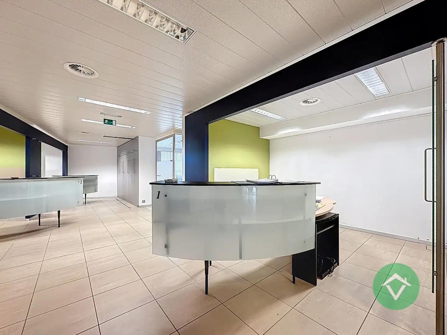 Commerciële toplocatie in Vleteren met burelen, vergaderruimtes en parking foto 16