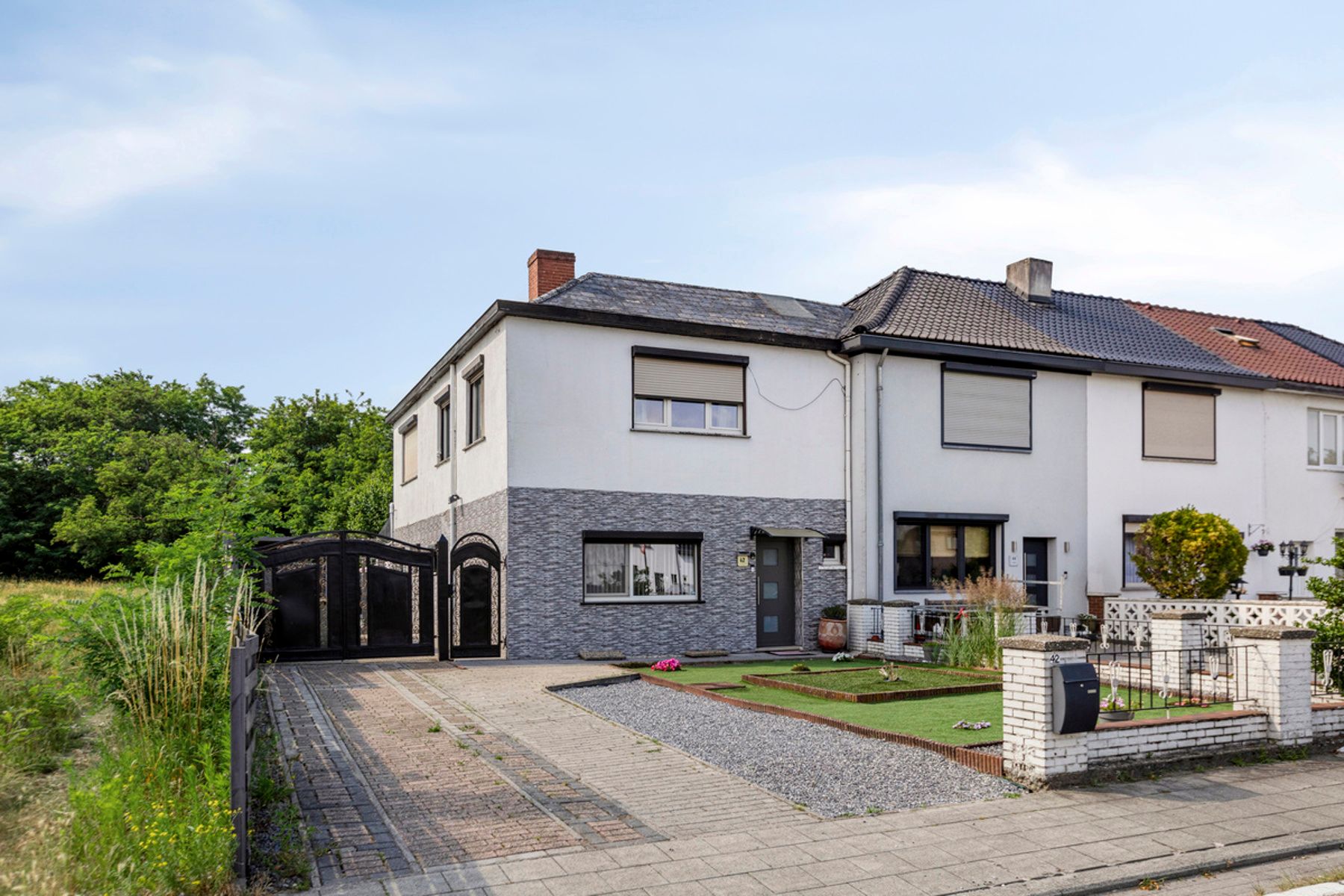 Hoofdfoto van de publicatie: Gerenoveerde woning met 4 slaapkamers, veranda en zwembad.