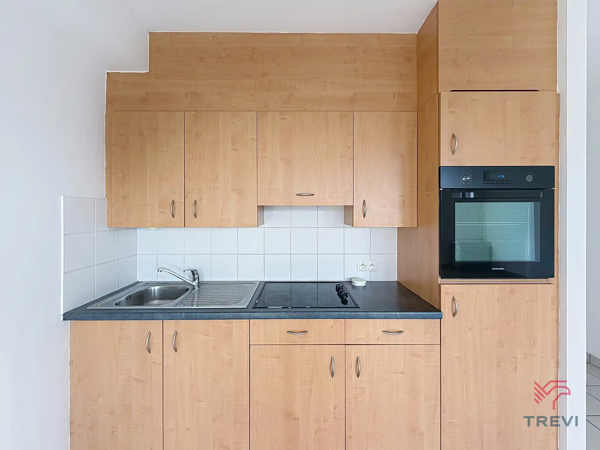 Ruime studio met terras en parkeerplaats  foto 4