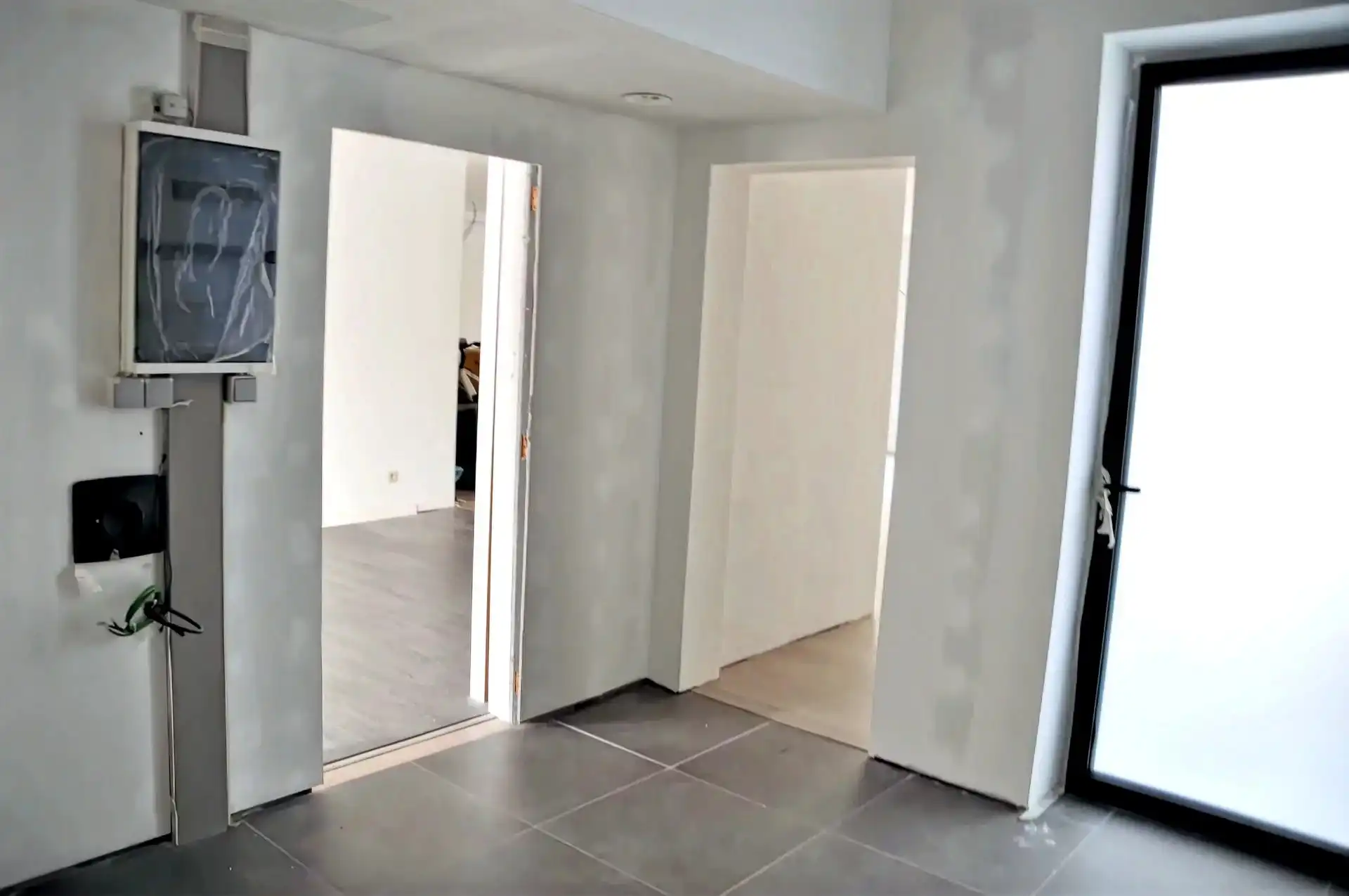 HANDELGELIJKVLOERS/KANTOOR VAN 76 M² MET VEEL LICHTINVAL IN STEVOORT foto 7