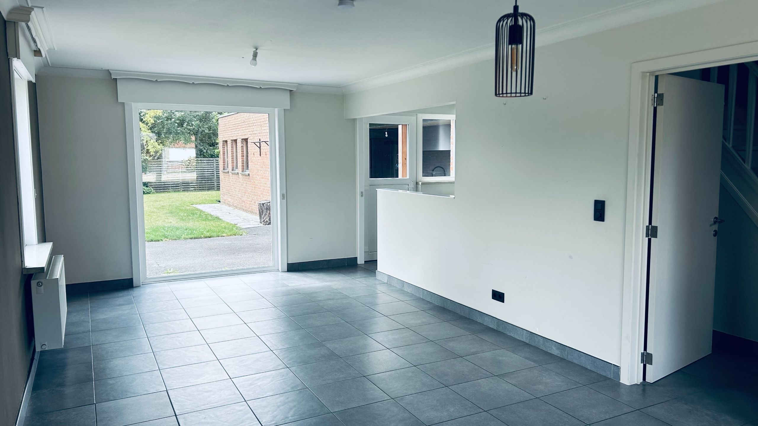 Centraal gelegen halfopen bebouwing met: oprit, tuin en garage foto 3