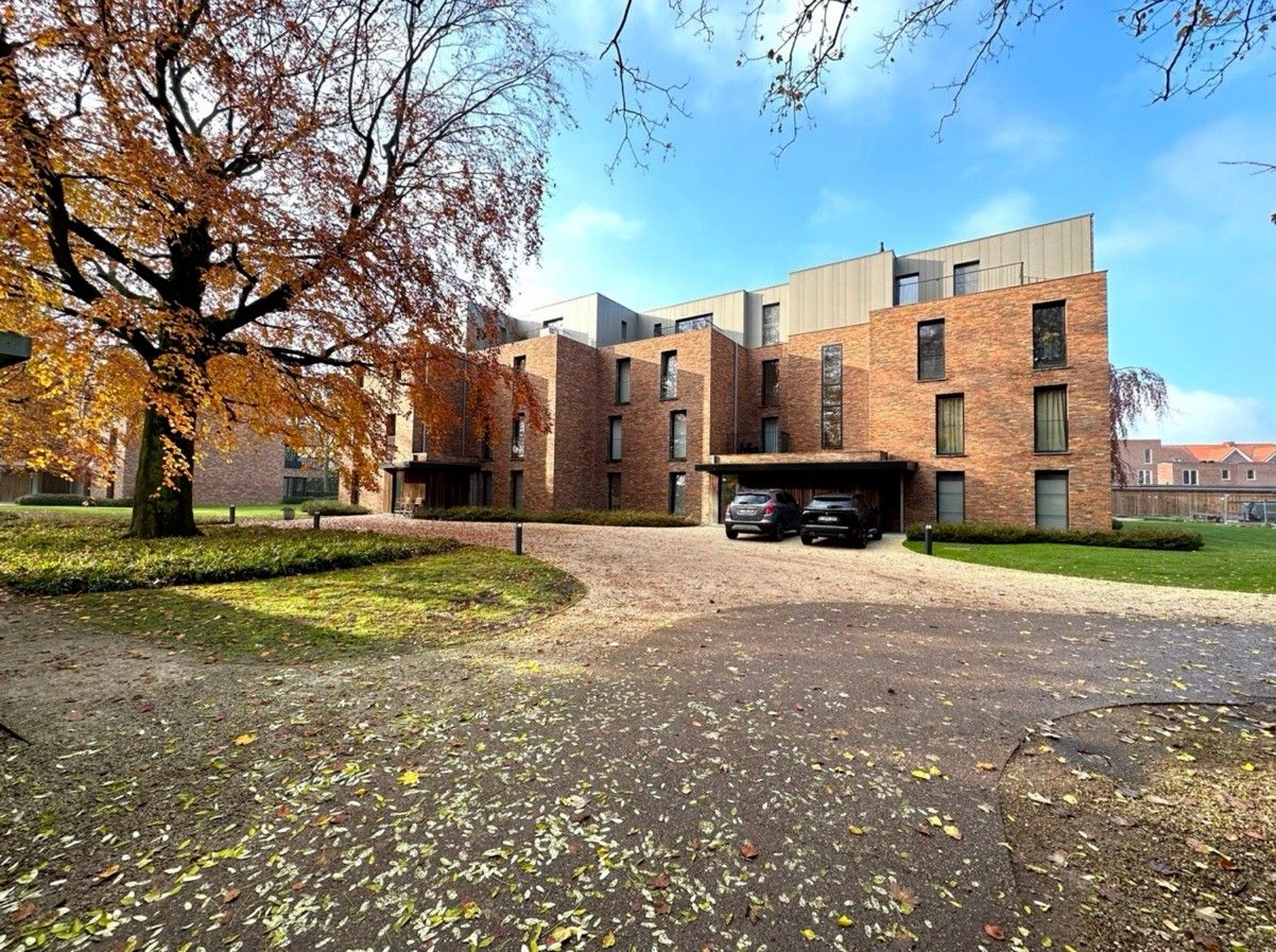 Stijlvol en lichtrijk hoekappartement in een prachtige parkomgeving foto {{pictureIndex}}
