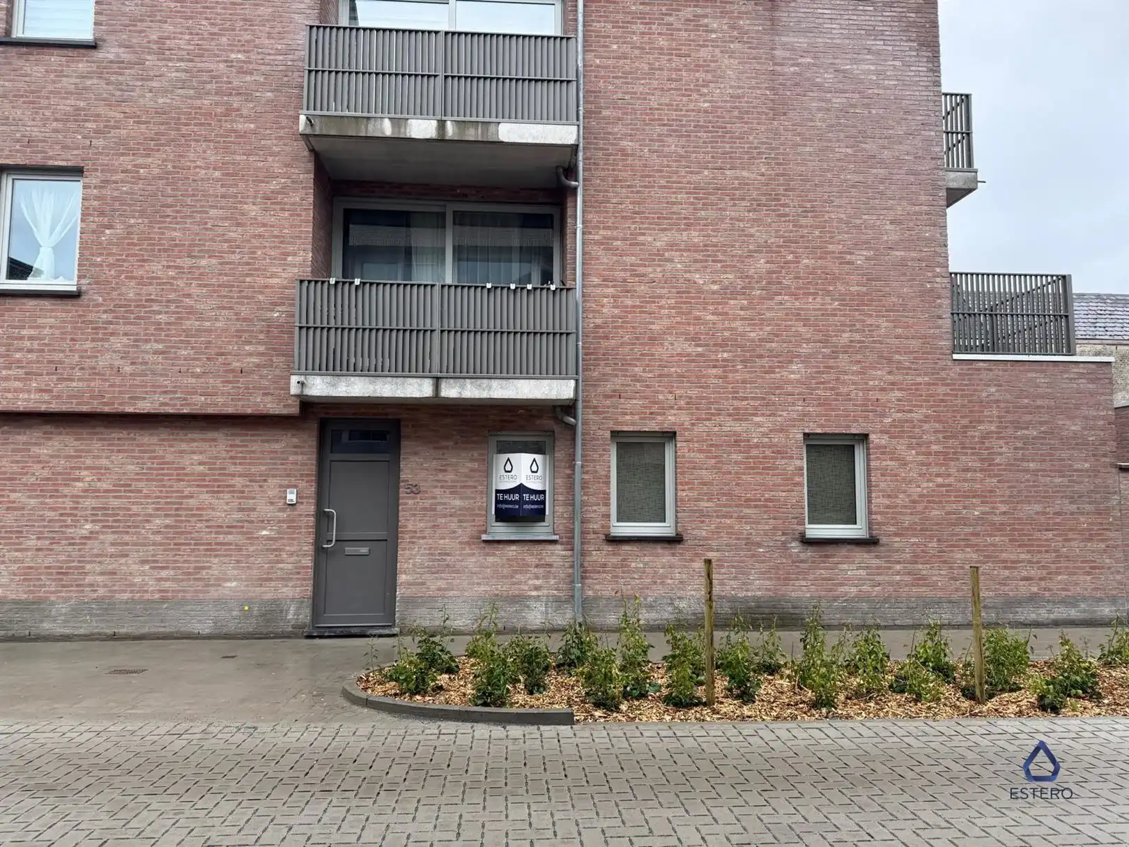 Instapklaar gelijkvloers appartement met terras foto {{pictureIndex}}