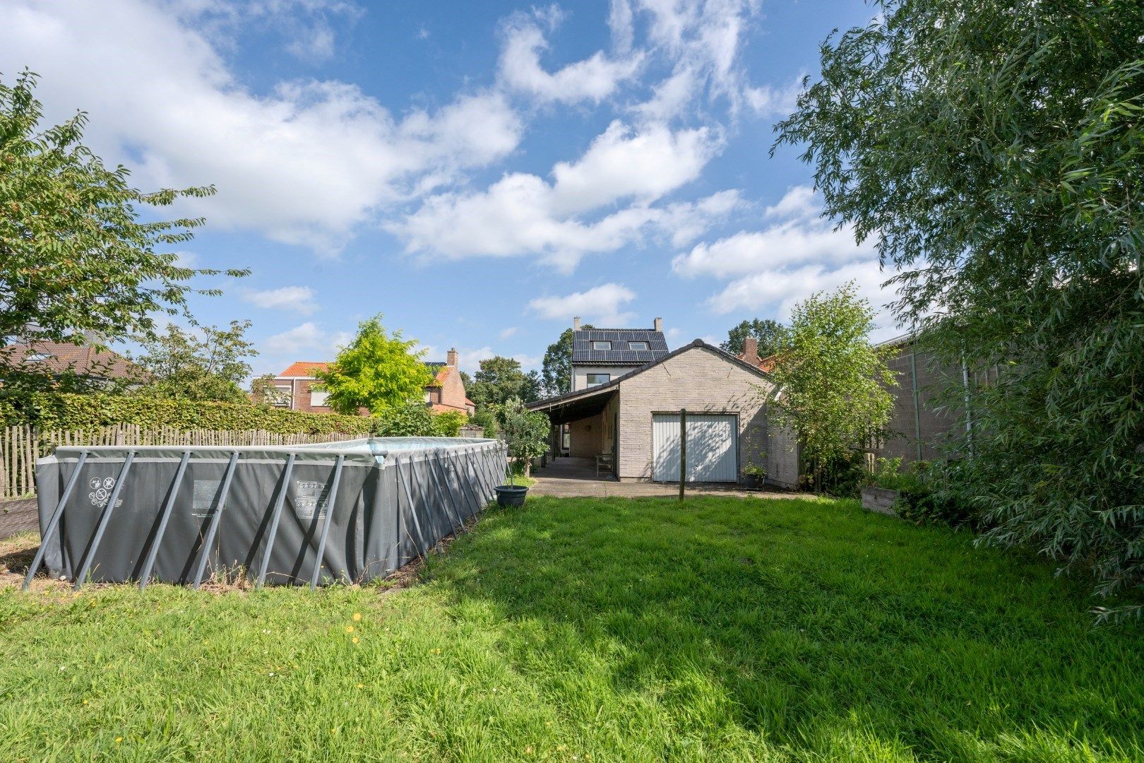 Ruime woning met grote tuin foto 16