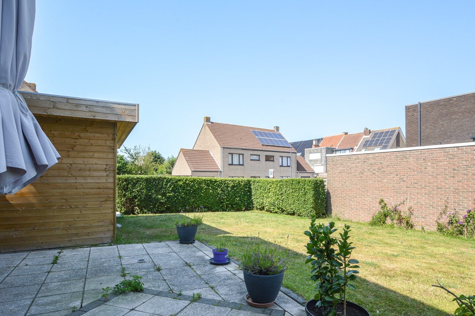 Halfopen bebouwing rand Oostende met tuin en garage foto 3