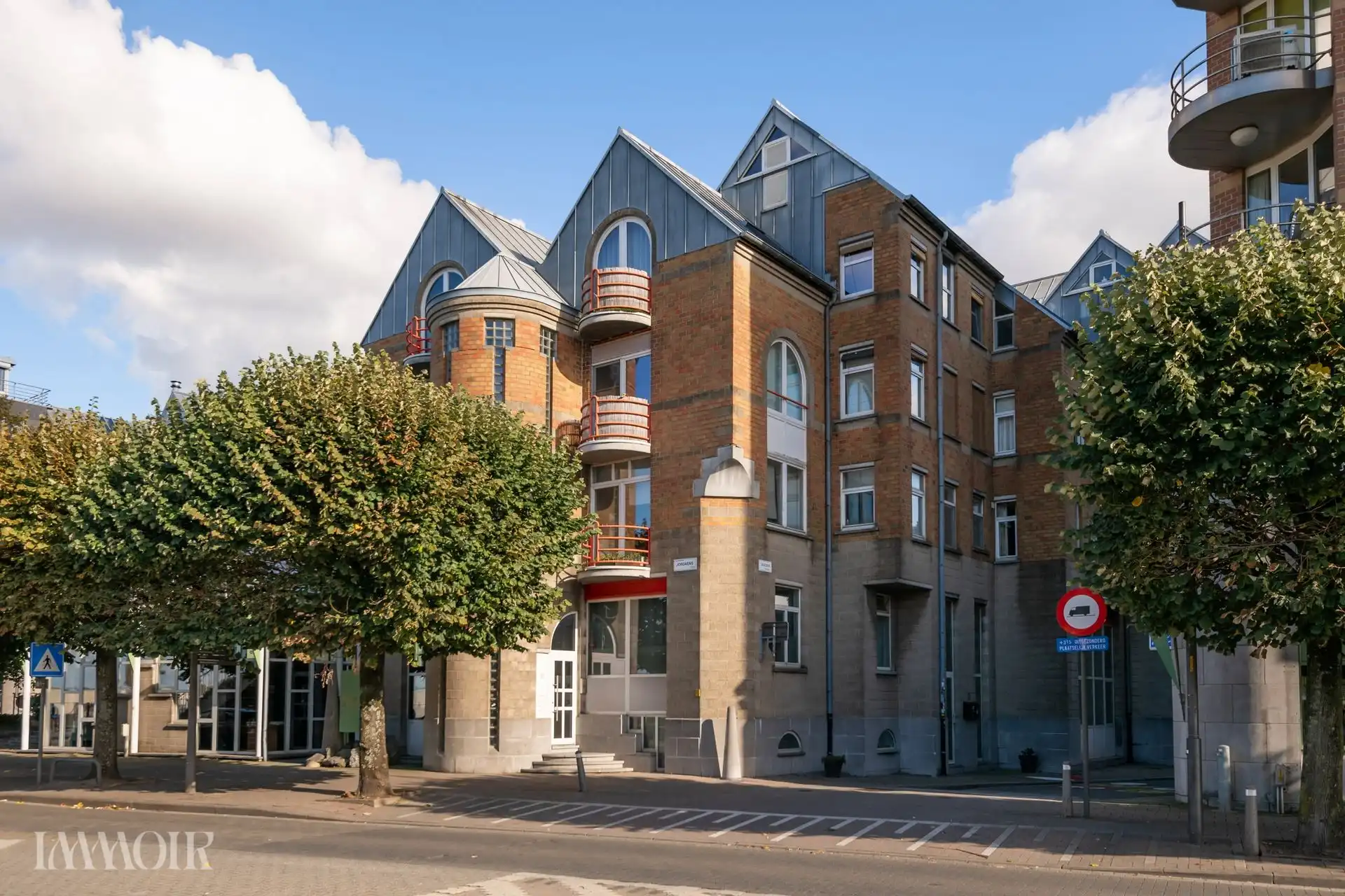 Sfeervol bemeubeld appartement met uitzicht op de Antwerpse kaaien.  foto {{pictureIndex}}