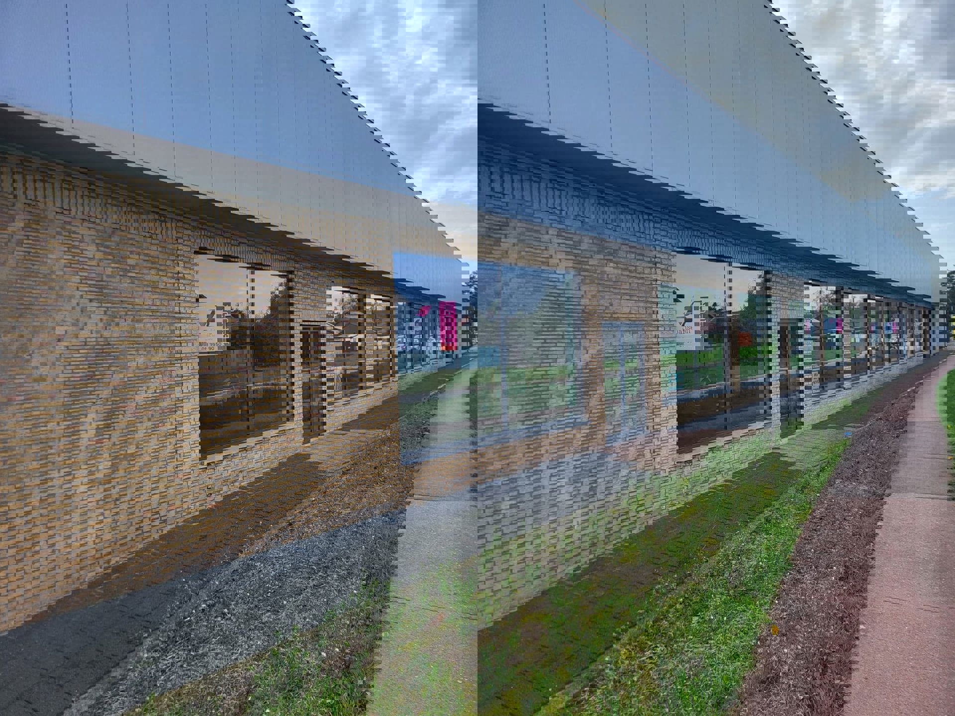 GENK TE HUUR: Grote bedrijfshal-Kantoor-Conciërgewoning foto 3