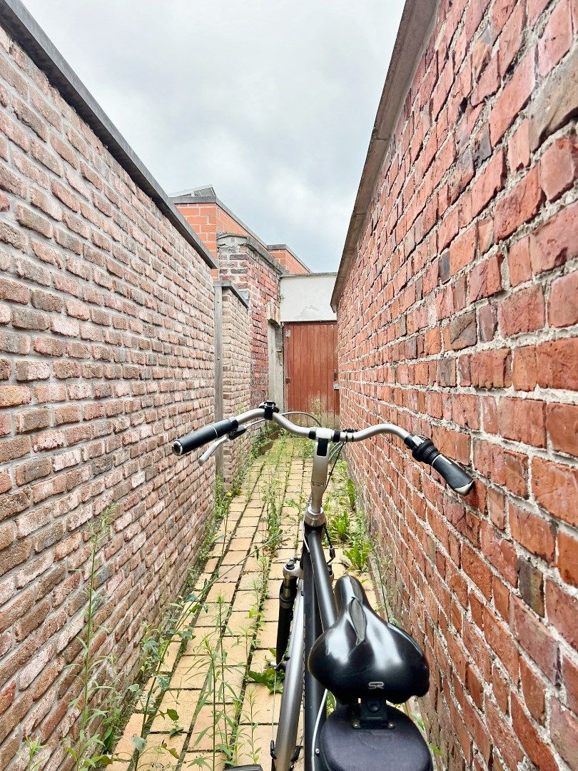 Rijwoning met  koer en uitweg op rustige en doch centrale ligging.  foto 14