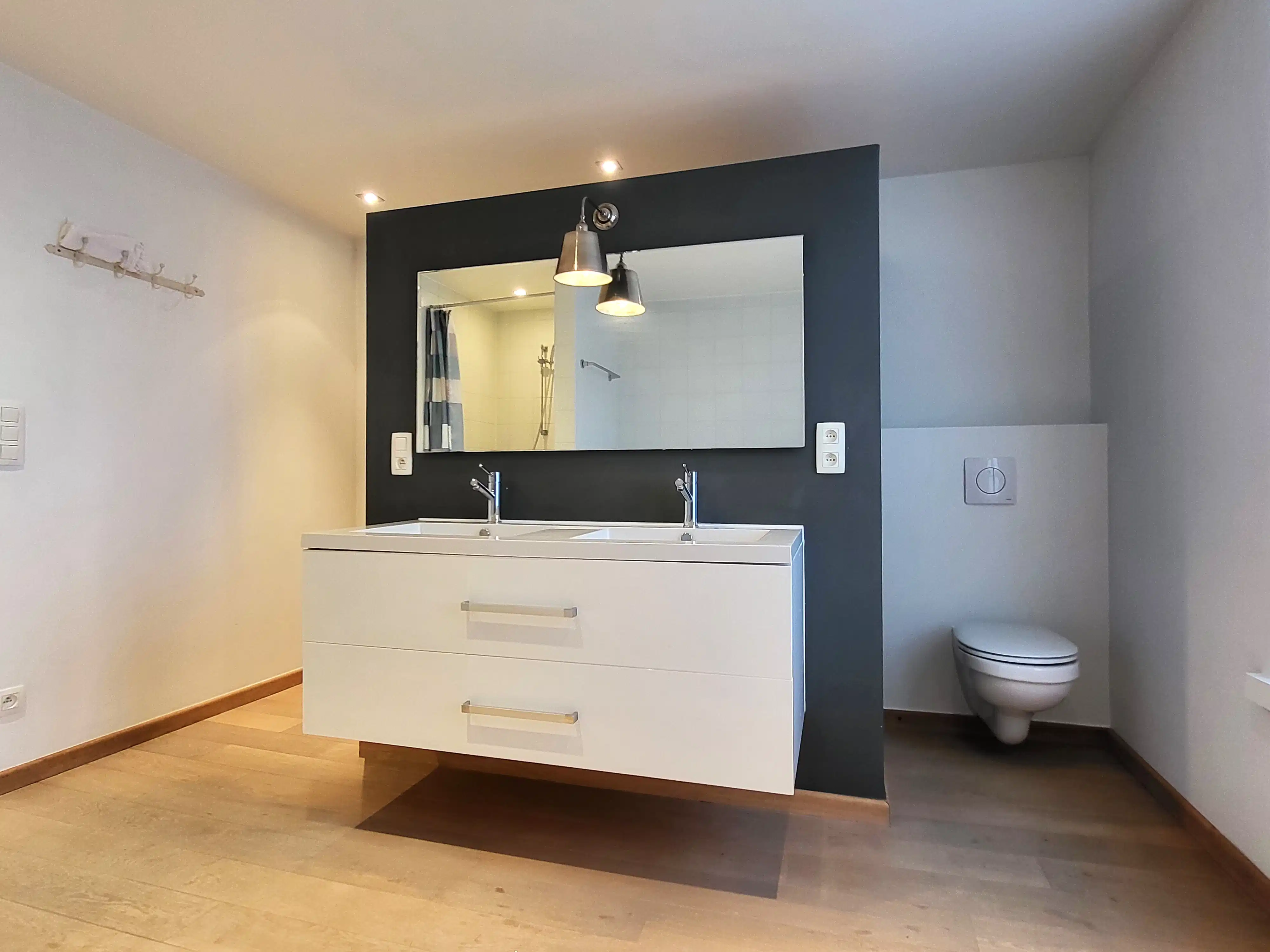 Deze instapklare woning biedt modern wooncomfort op een centrale ligging in het centrum, met winkels, scholen en openbaar vervoer op wandelafstand. foto 15