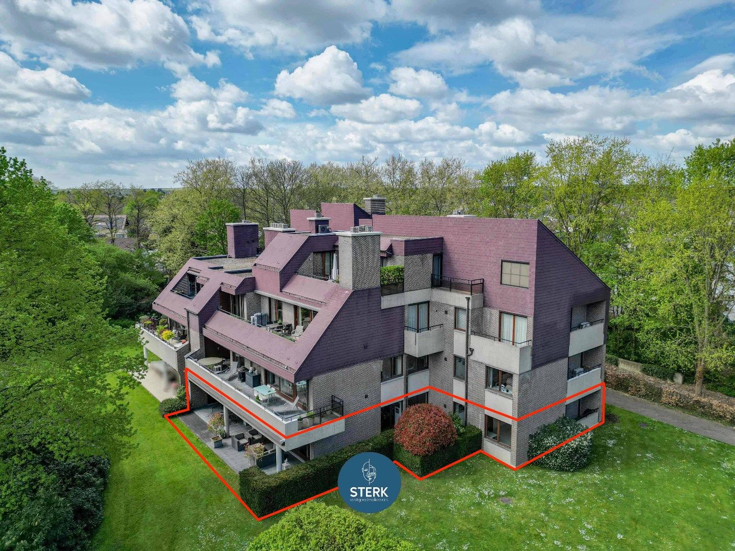 ROYAAL APPARTEMENT MET RUIM TERRAS GELEGEN IN HET UNIEKE PARKDOMEIN PETERSHEIM !  foto {{pictureIndex}}