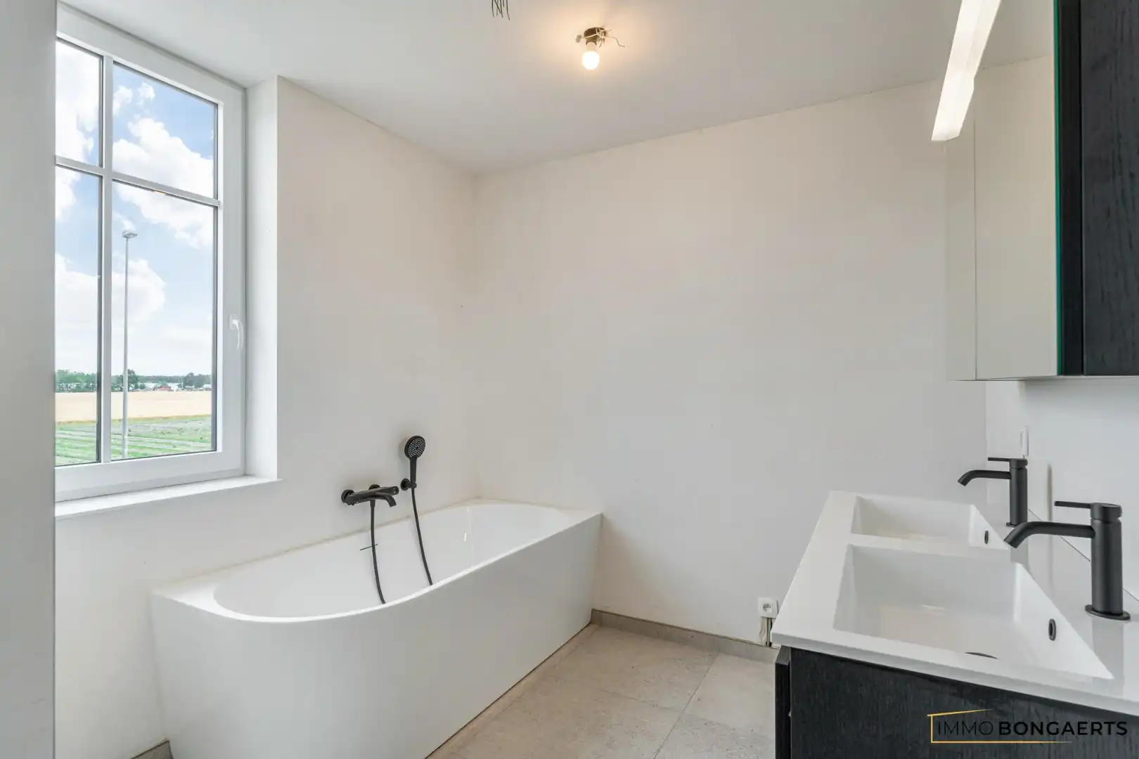 Volledig afgewerkte nieuwbouwwoning met 4 slaapkamers. foto 23